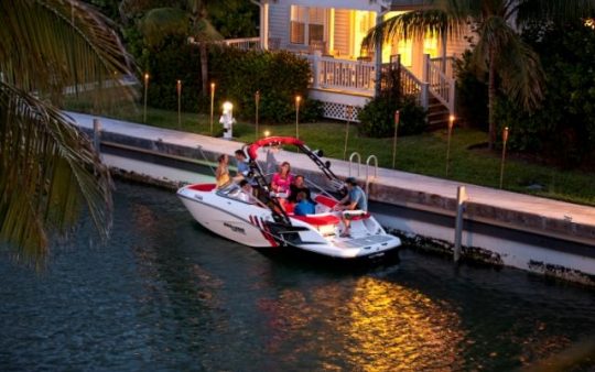 029570_2012_brp_Sport_boats_230_Wake