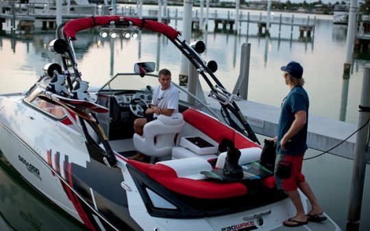 029912_2012_brp_Sport_boats_230_Wake